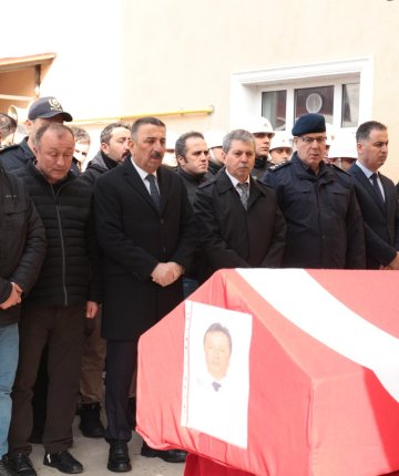 Emekliliğine 4 gün kala kazada ölen polis için tören