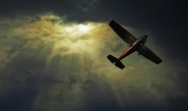 İnişe geçen uçaktaki pilotları silahla vurdular