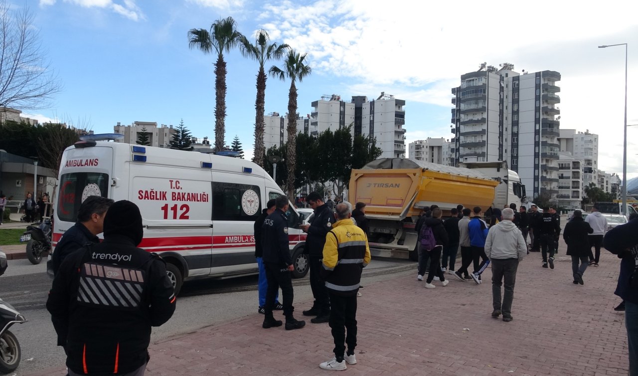 Okul dönüşü kamyon ile çarpışan motosikletteki 2 genç yaralandı