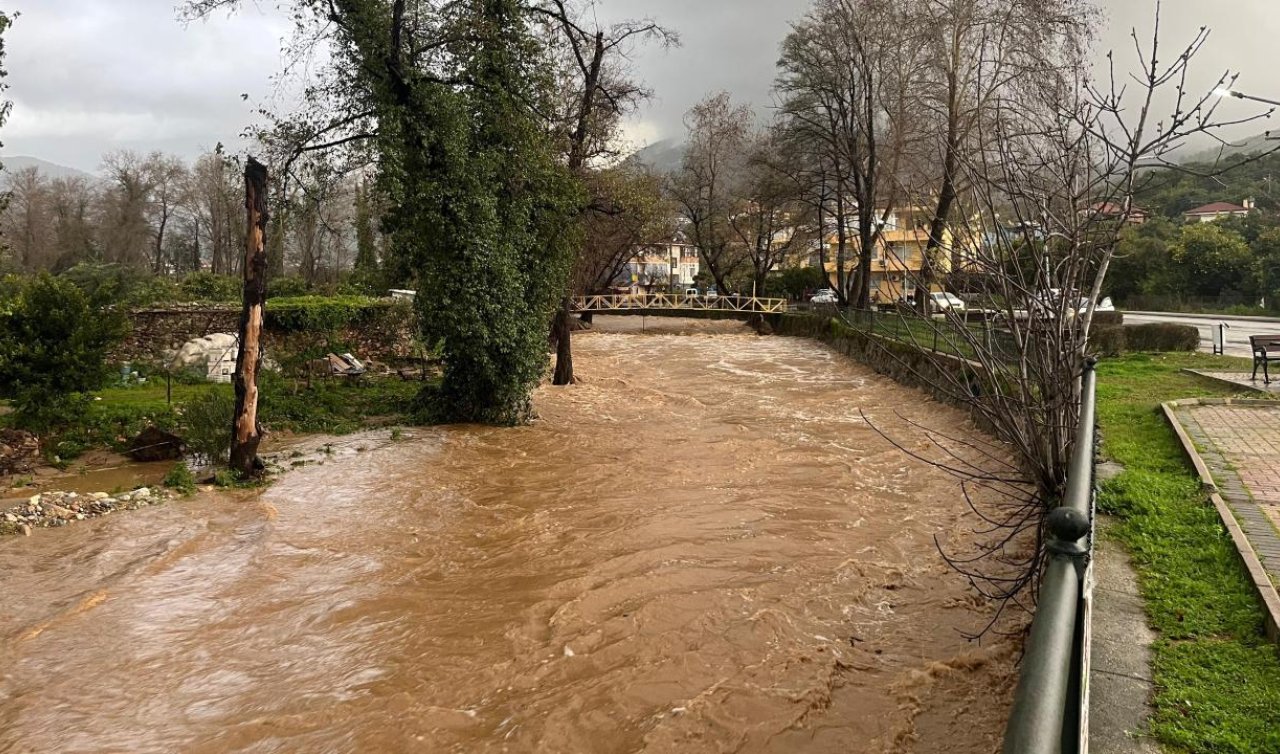 Antalya’da sağanak: Evler ve bahçeler su altına kaldı