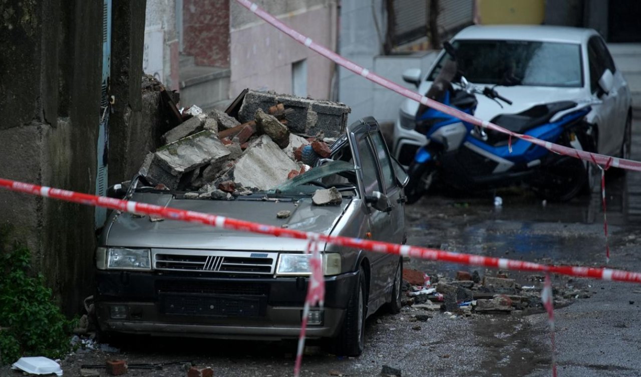 Bir binadaki iki balkon otomobilin üzerine çöktü