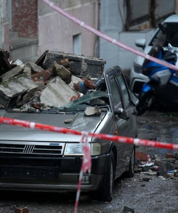 Bir binadaki iki balkon otomobilin üzerine çöktü