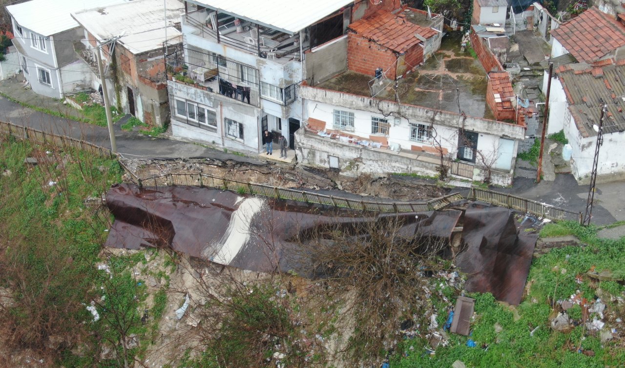 Sağanak sonrası yol çöktü mahalleyi endişe kapladı