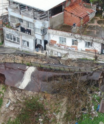 Sağanak sonrası yol çöktü mahalleyi endişe kapladı