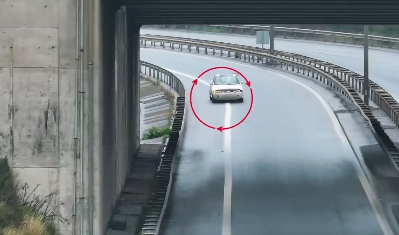 Uygulama noktasına girmemek için otoyolda geri geri giden sürücü dron kamerasına yakalandı