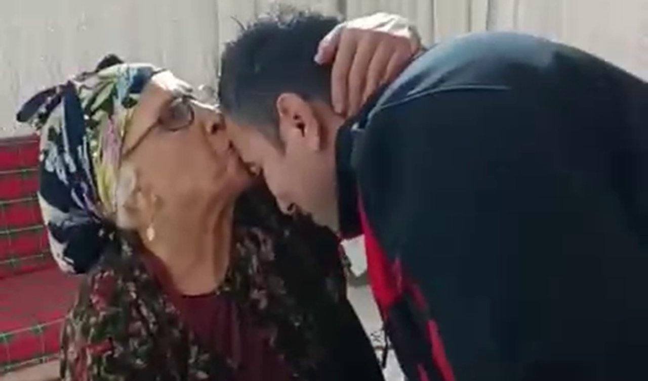 “Benim size borcum ne’’ sorusuna “sen bize dua et yeter’’ yanıtını alınca itfaiyeciyi alnından öptü