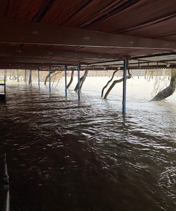 Sağanak sebebiyle Köprüçay taştı iş yerleri ve araziler sular altında kaldı