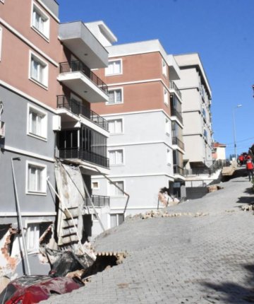 İstinat duvarı çöktü: 2 bina ve 6 araç hasar gördü
