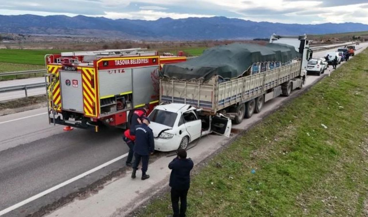 Cenaze yolunda kaza: Tırın altında 2 kişi can verdi