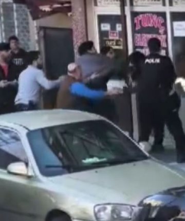 “Niye geziyorsunuz burada’’ deyip polislere satırla saldırdı: 6 yaralı