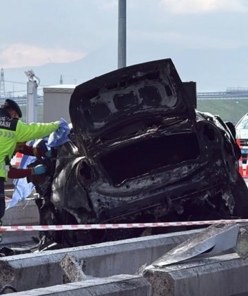 Kaza sonrası alev alan araçta can verdi