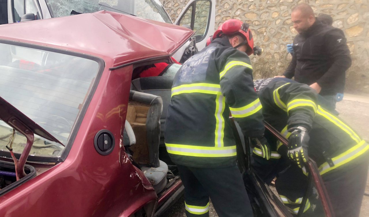 Minibüsle çarpışan otomobilin sürücüsü ve eşi öldü