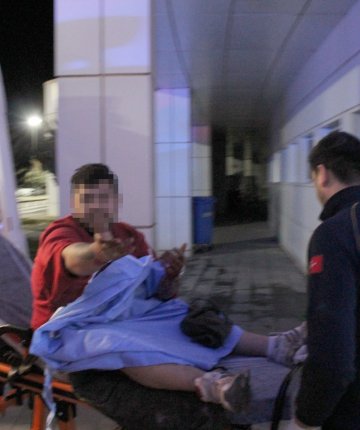 Bıçaklı kavgada yaralandı hastanede sedyeden atlayıp basın mensuplarına saldırdı