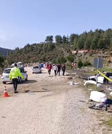 Hafriyat kamyonuyla çarpışan otomobilin sürücüsü yaralandı eşi öldü