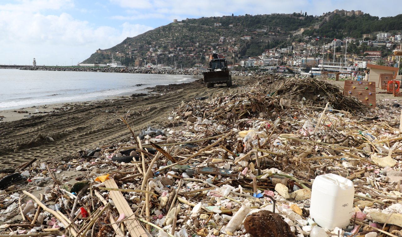 Sağanağın ardından sahil atıkla doldu