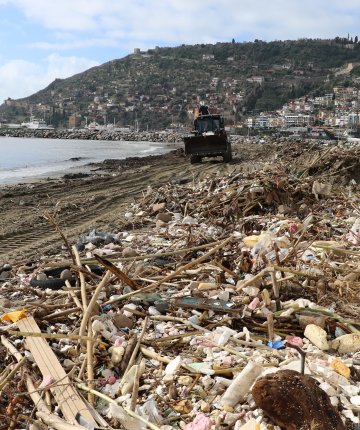Sağanağın ardından sahil atıkla doldu