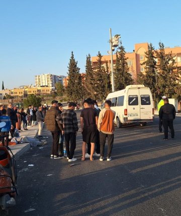 İşçi minibüsü direğe çarptı: 15 yaralı