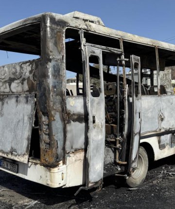 Park halindeki midibüste yangın faciası: 16 yaşındaki çocuk öldü