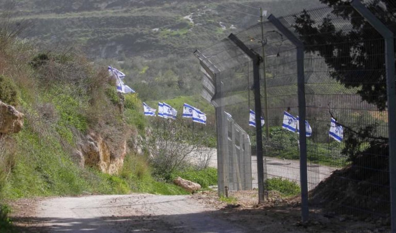 Filistin topraklarını gasbeden İsrailliler Batı Şeria’daki arkeolojik alana İsrail bayrakları astı