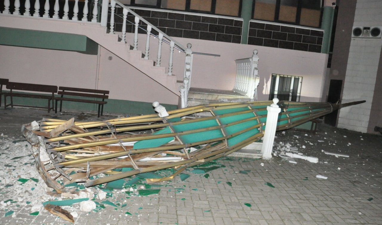 Şiddetli rüzgar minarenin külahını uçurdu 100’den fazla ağaç devrildi