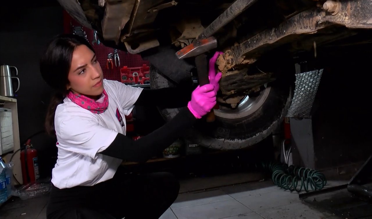  Oto sanayinin “pembe eldivenli’’ ustası Amine: Kadınlar korkmasınlar