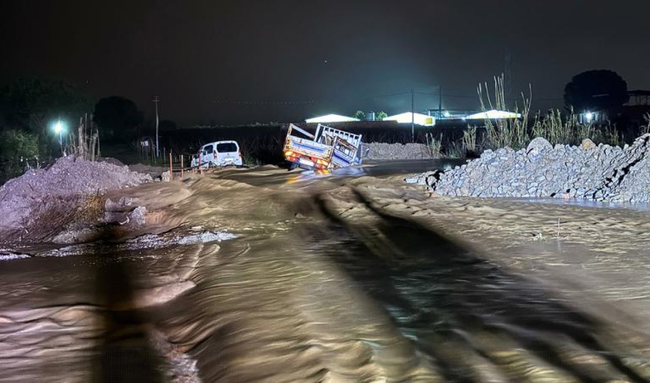 Dere taştı iki araç suda mahsur kaldı