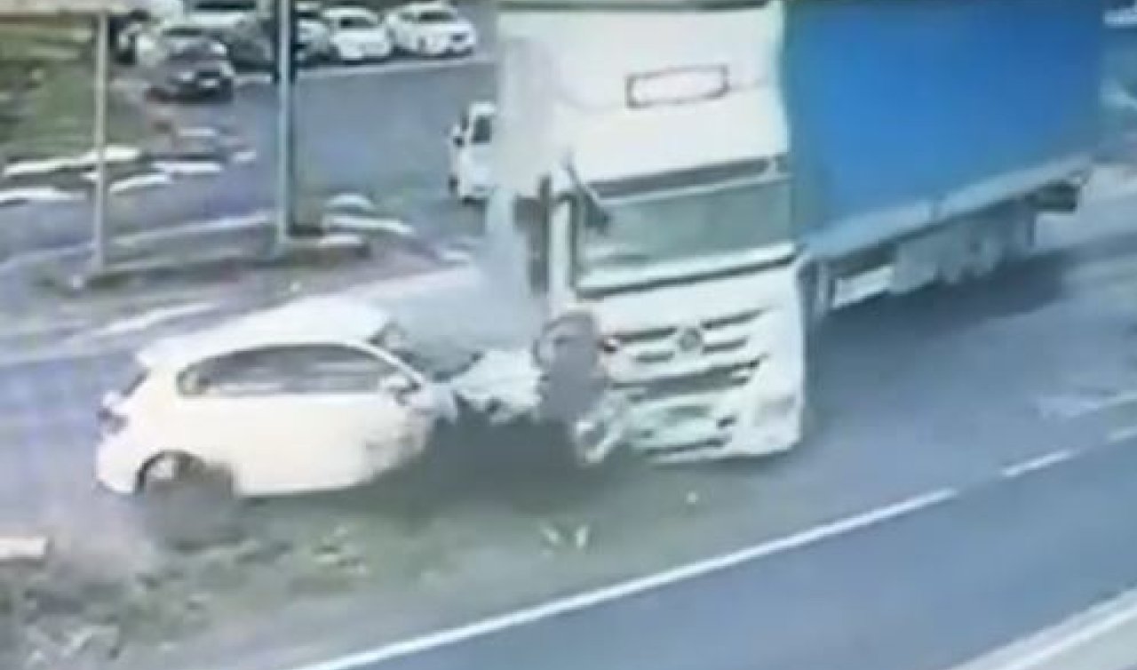 Tırla otomobilin çarpıştığı kaza kamerada!