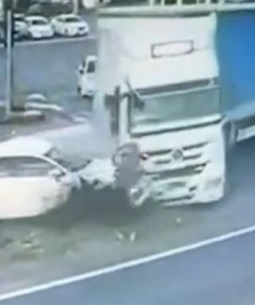 Tırla otomobilin çarpıştığı kaza kamerada!