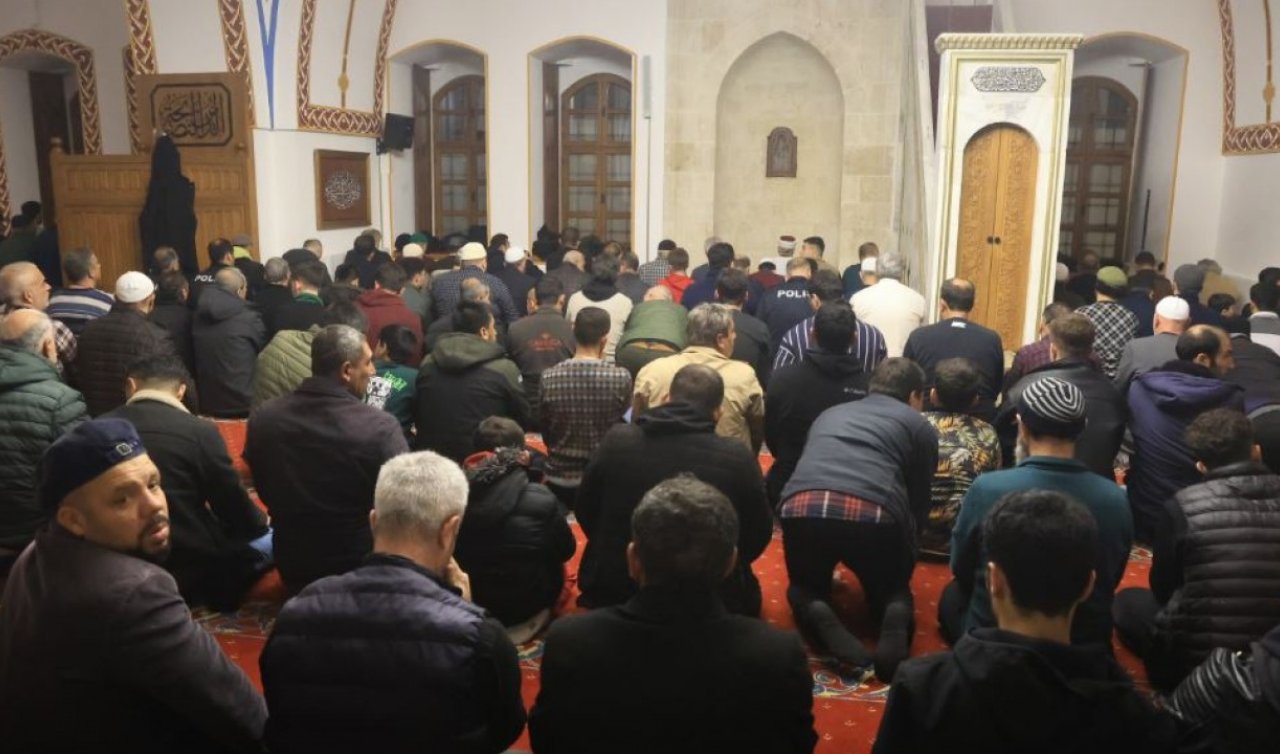 Depremin ardından Habibi Necar Camii’nde ilk teravihi kılındı