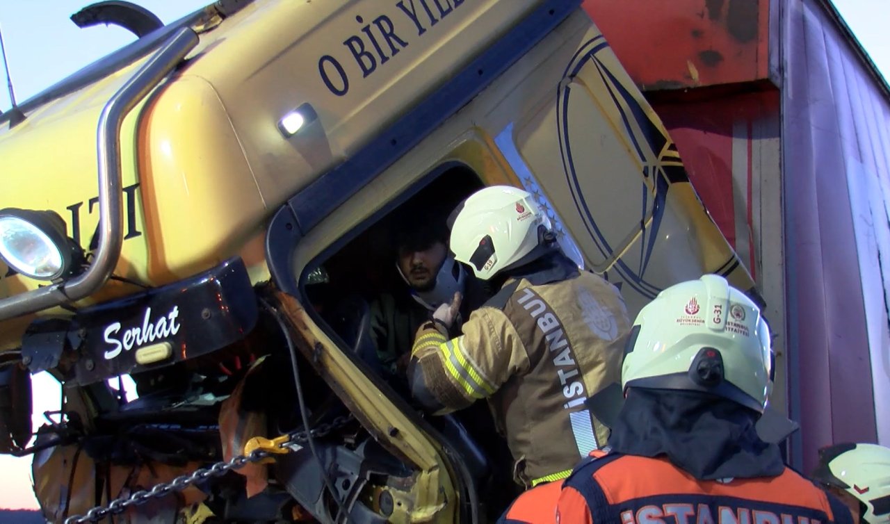 Otoyolda kamyon TIR’a çarptı; sıkışan şoförü itfaiye kurtardı