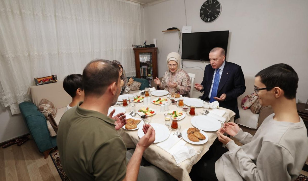 Cumhurbaşkanı Erdoğan İstanbul’da bir ailenin iftar sofrasına konuk oldu