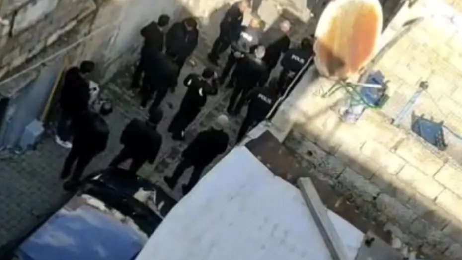 Güzdüz vakti eve giren hırsızlar iki kadını darbetti