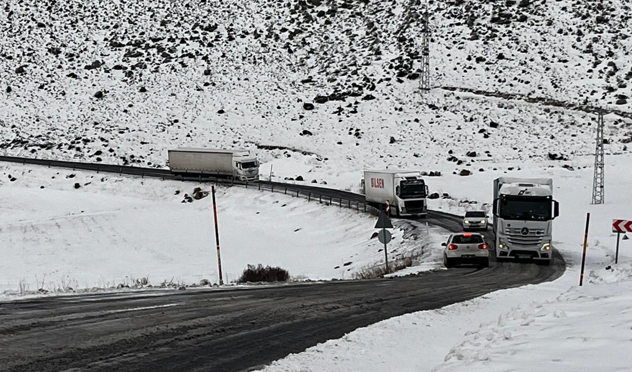 Buz tutan rampada TIR şoförleri mahsur kaldı