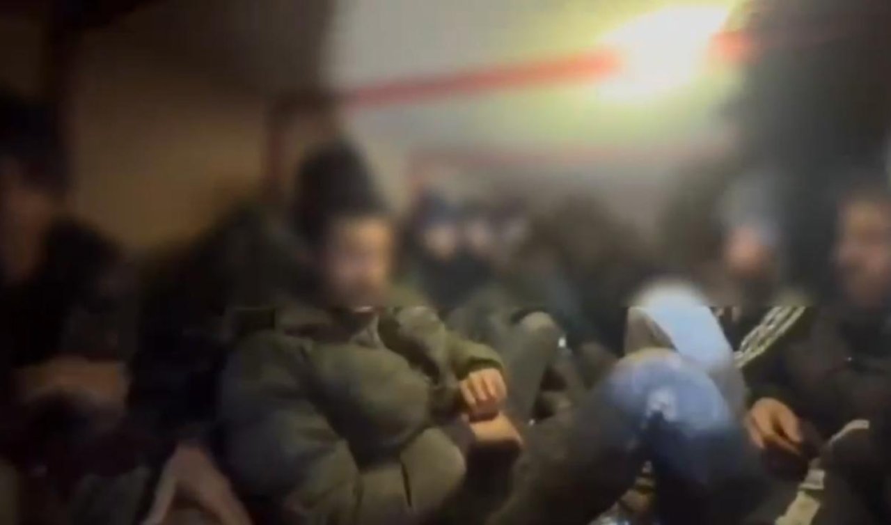 Hayvan dışkısı ile kamufle edilen bölmeden 19 kaçak göçmen çıktı
