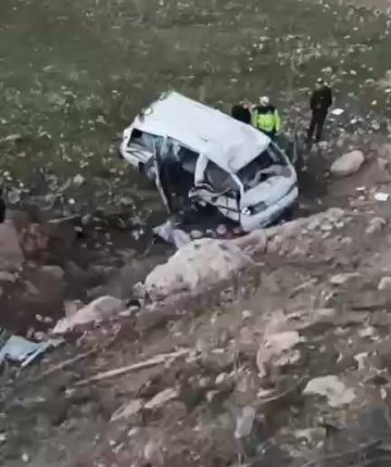 Araç uçuruma yuvarlandı: 3 ağır yaralı