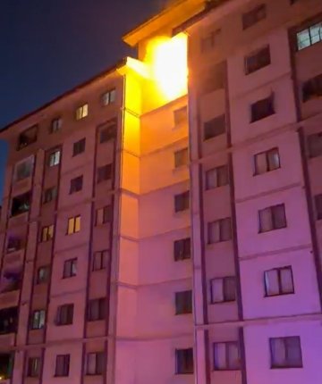 Apartmanın en üst katında yangın: 13 kişi dumandan etkilendi