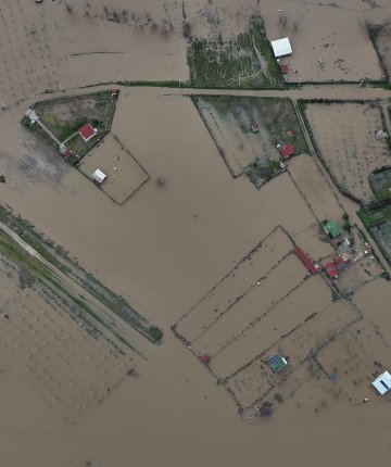 Tarım arazileri ve yerleşim yerleri sular altında kaldı