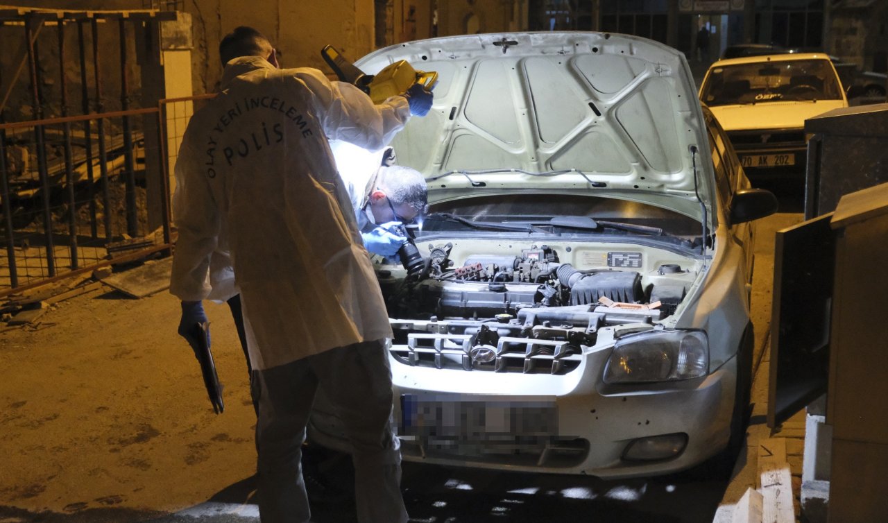 Sokak ortasında tüfekle rastgele ateş açıldı: Saçmalar bir araçla apartmanın kapısına isabet etti