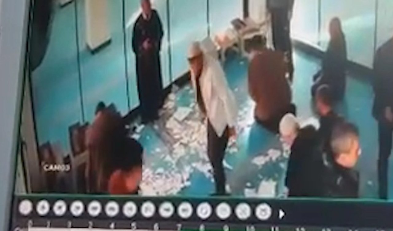 Camide cemaatin üzerine asma tavan parçaları düştü