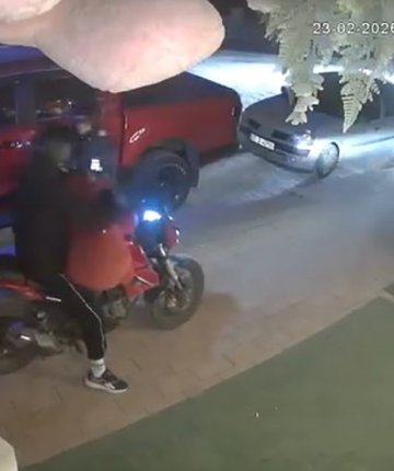 Dükkanın önündeki oyuncak ayıyı çaldılar