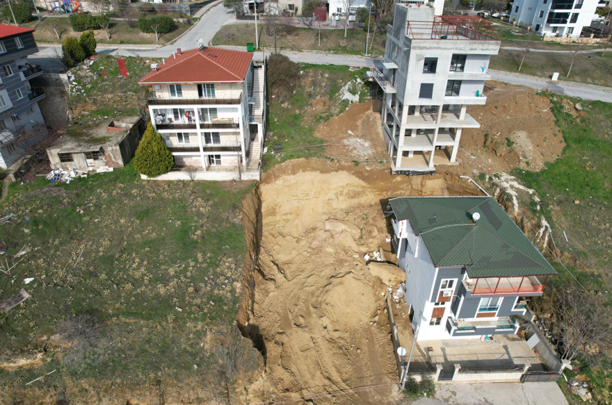 Kaçak kazıda kaya parçası koptu: Hasar gören bina çökme noktasına geldi!