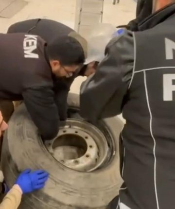 Tır lastiğinde 22,5 kilo uyuşturucu ele geçirildi!