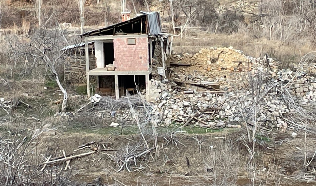 Baraj suları çekildi ortaya çıkan köyde anılar tazelendi