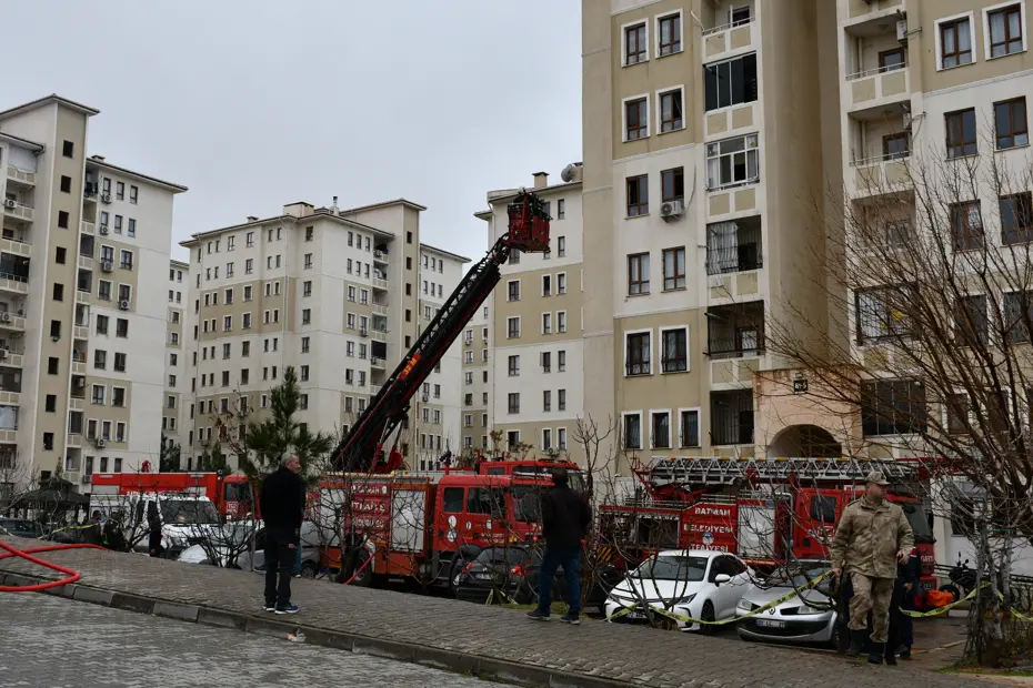 10 katlı binada yangın paniği: 21 kişi hastaneye kaldırıldı!
