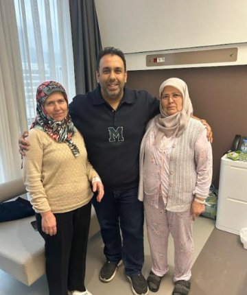 İki kız kardeş aynı gün meme kanserini yendi