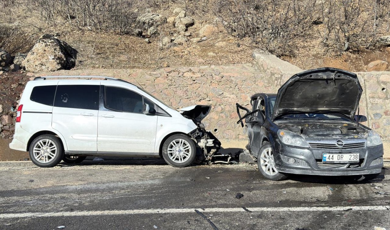 Otomobil ile hafif ticari araç çarpıştı: 2 ölü 3 yaralı!
