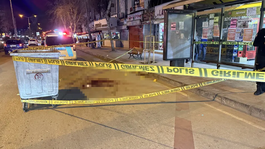 Otobüs beklerken tabancayla vuruldu