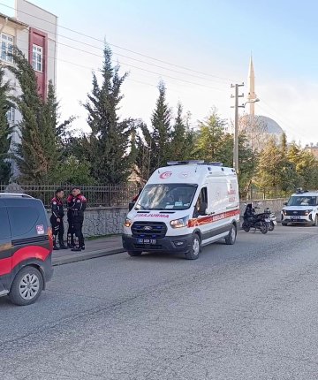 Kavga sırasında bacağına demir çubuk batan genç yaralandı