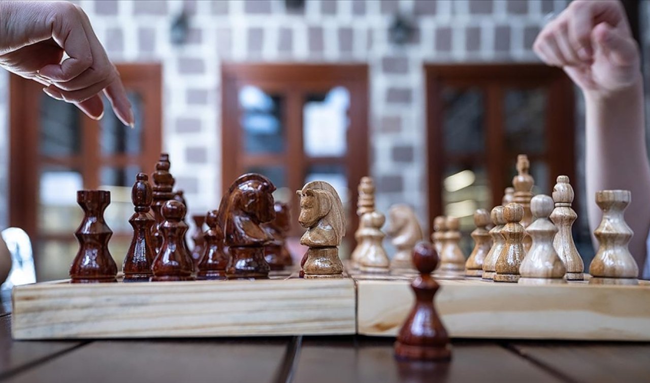 Sanskritçede ordunun dört birimi anlamına gelen ve satrancın en eski formu kabul edilen oyunun adı nedir? Beyaz’la Joker Sorusu