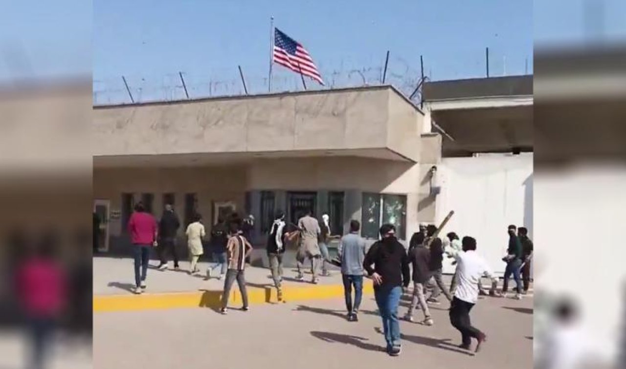 Pakistan’da bir grup gösterici ABD’nin Karaçi Konsolosluğu’na girmeye çalıştı